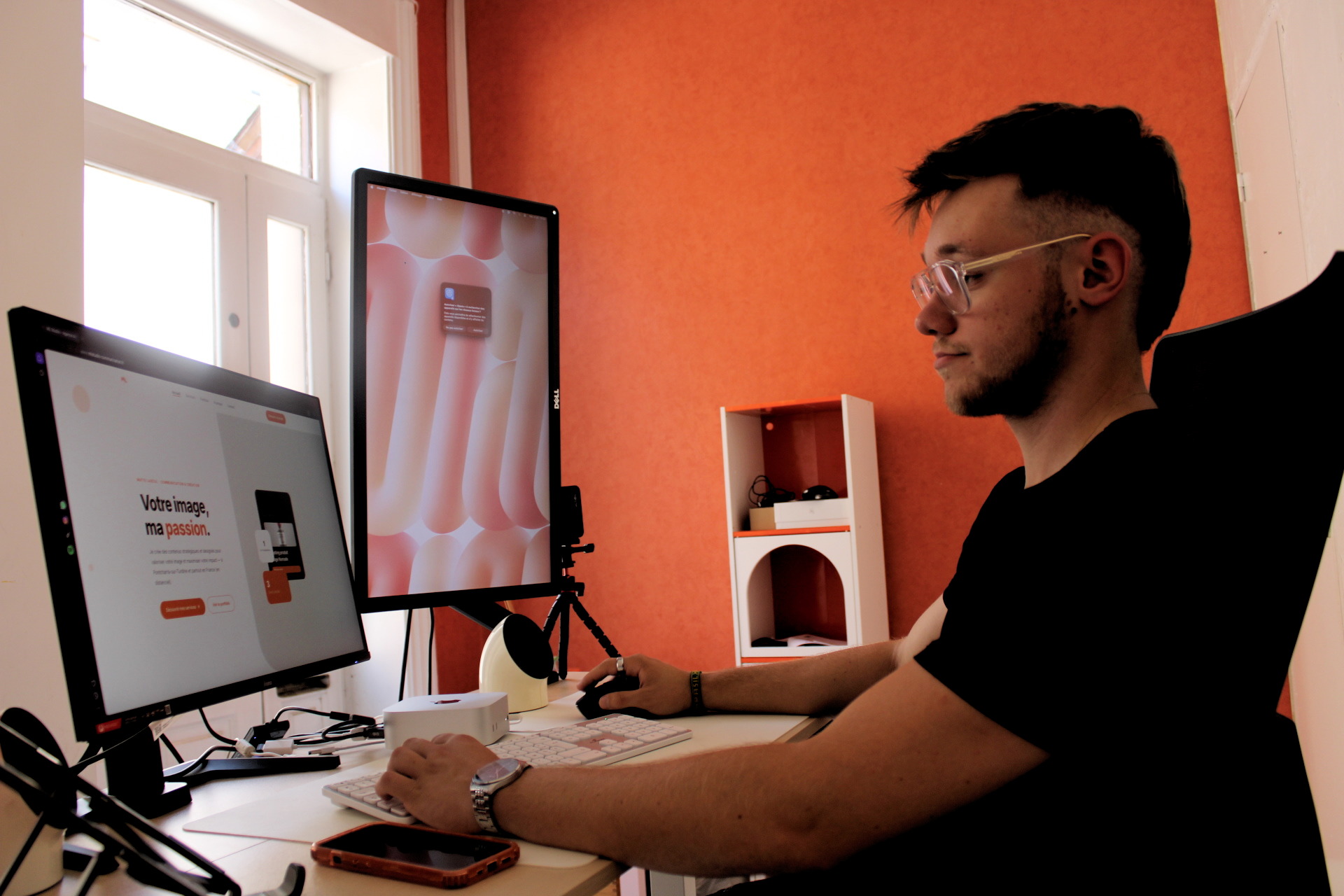 Matis Larzul à son bureau – ML Studio
